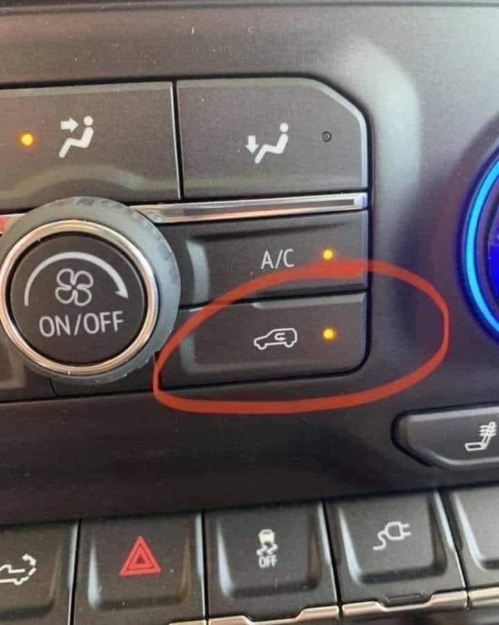 La plupart des véhicules ont un bouton de recirculation avec les commandes AC dans leurs voitures. Mais beaucoup d'entre nous ne savent pas quand l'utiliser.

Eh bien, la réponse facile est de l'utiliser en été et de l'éteindre en hiver.

Le bouton de recirculation ⤵️