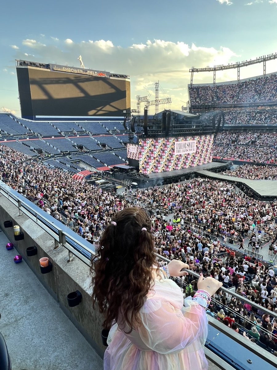 curiouskaylee's tweet photo. me realizing Taylor is RIGHT there (in the cart😂)
#TwitterSeesItFirst #TaylorSwift #erastourdenver https://t.co/2mVA4hcMYA