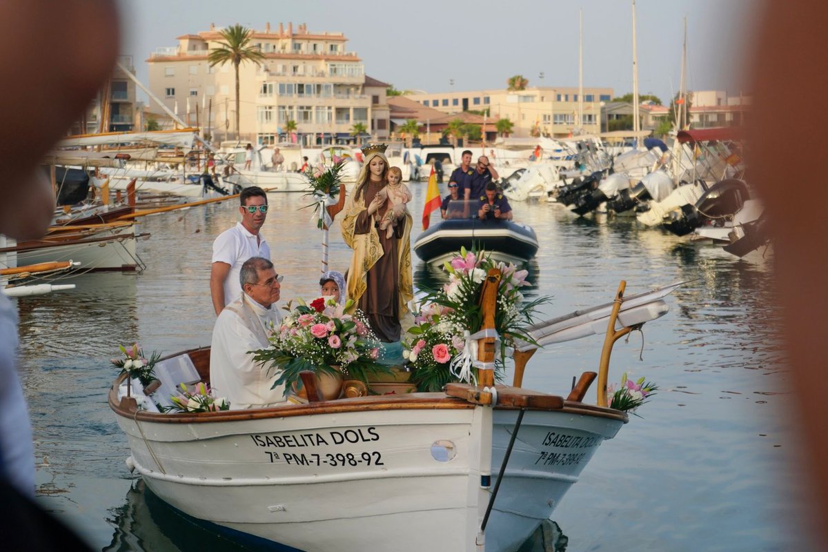 popularespalma's tweet photo. Procesión de la Virgen del Carmen en el Coll d’en Rabassa. 
Cientos de fieles homenajean a su virgen más marinera en un procesión ancestral y llena de devoción popular. 
@JaimeMartinez y @OscarFidalgoB han asistido en representación del gobierno municipal. https://t.co/FwRG754rkD