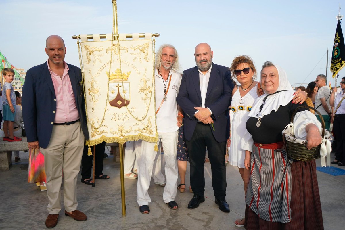 Procesión de la Virgen del Carmen en el Coll d’en Rabassa. 
Cientos de fieles homenajean a su virgen más marinera en un procesión ancestral y llena de devoción popular. 
<a href="/JaimeMartinez/">Jaime Martínez Llabrés</a> y <a href="/OscarFidalgoB/">Oscar Fidalgo</a> han asistido en representación del gobierno municipal.