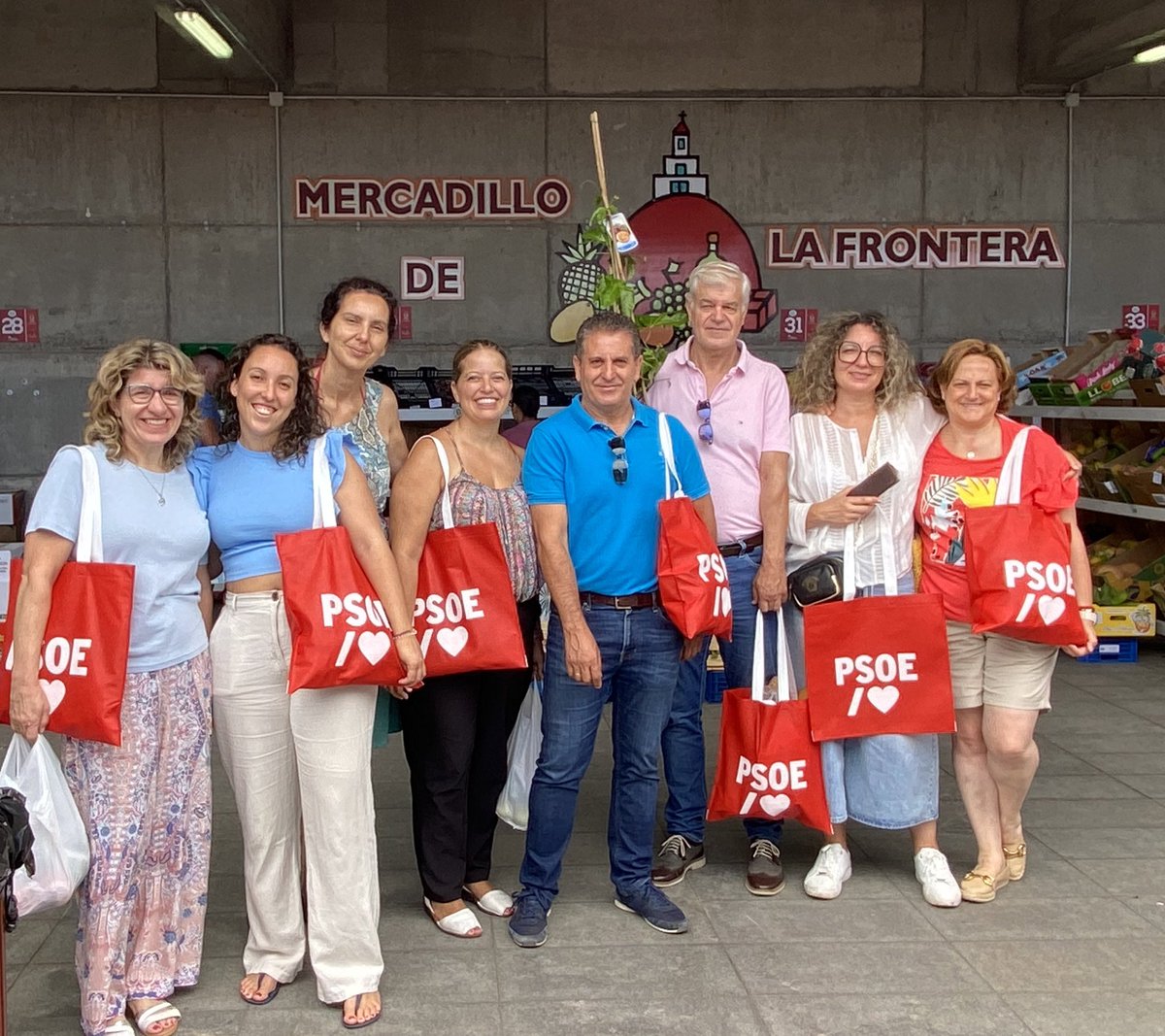 Juan Rafael Zamora, candidato al Senado por el PSOE, acompañado del Secretario Insular, Alpidio Armas y compañeros y compañeras de Psoe El Hierro.
#VotaPSOE
#PSOECanarias
#Adelante
