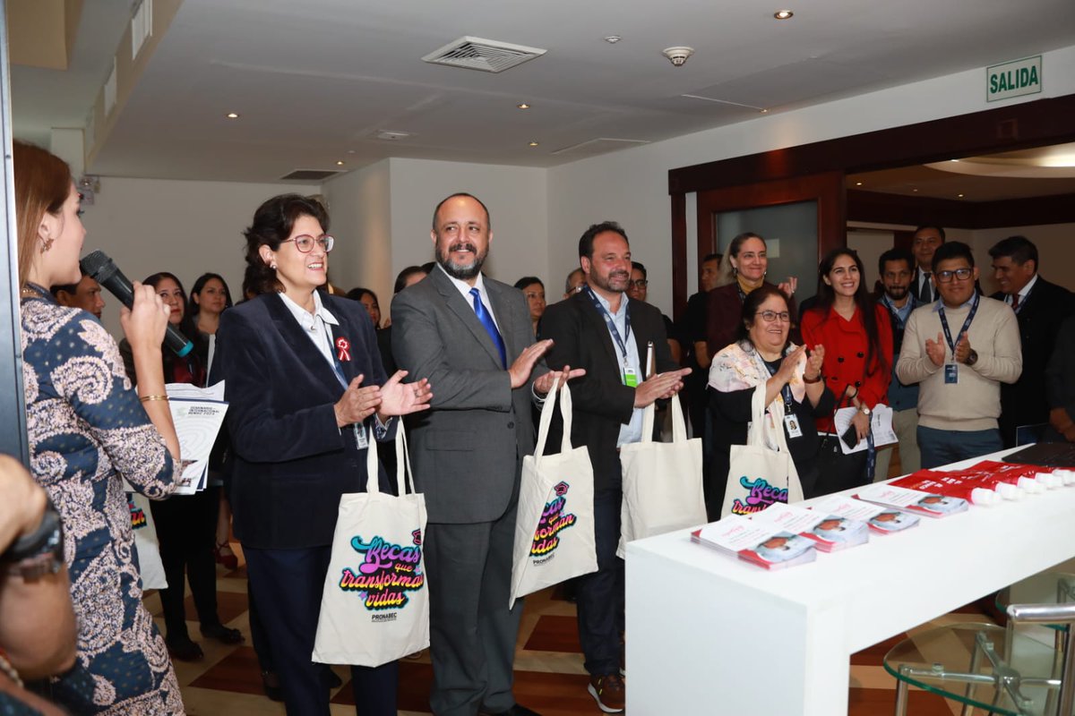CarmenVelardeK's tweet photo. Agradezco a los conferencistas, panelistas y asistentes de diferentes países del Perú y del mundo, por su activa participación y al equipo organizador del @ReniecPeru, que nos ha permitido fortalecer la ruta de la implementación de la identidad digital para todos los peruanos.5/5 https://t.co/mayPgQLCdi