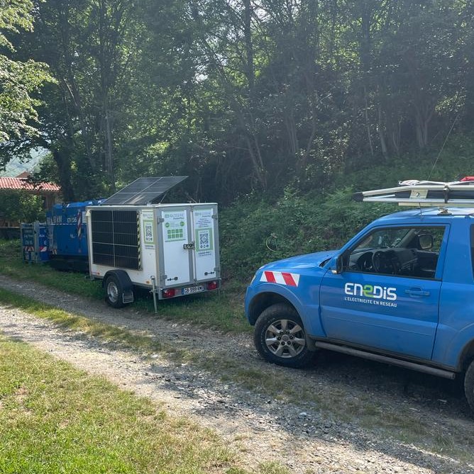 FELD_T_Enedis's tweet photo. Mise en place d'un Ecologène® sur un chantier RP sur Valmania (66)
Zéro émission pour garder nos clients alimentés grâce à ces batteries 🔋🔋
#rse
#enedis
#rp
#objectif2050
#edf https://t.co/xcMYeOvXbO