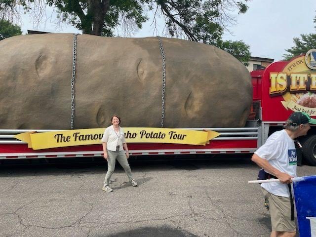 amyklobuchar's tweet photo. Note to self: While I LOVE a baked 🥔, there are better things to follow in parades than a giant one. It has trouble making turns. https://t.co/bL87UIIF4w
