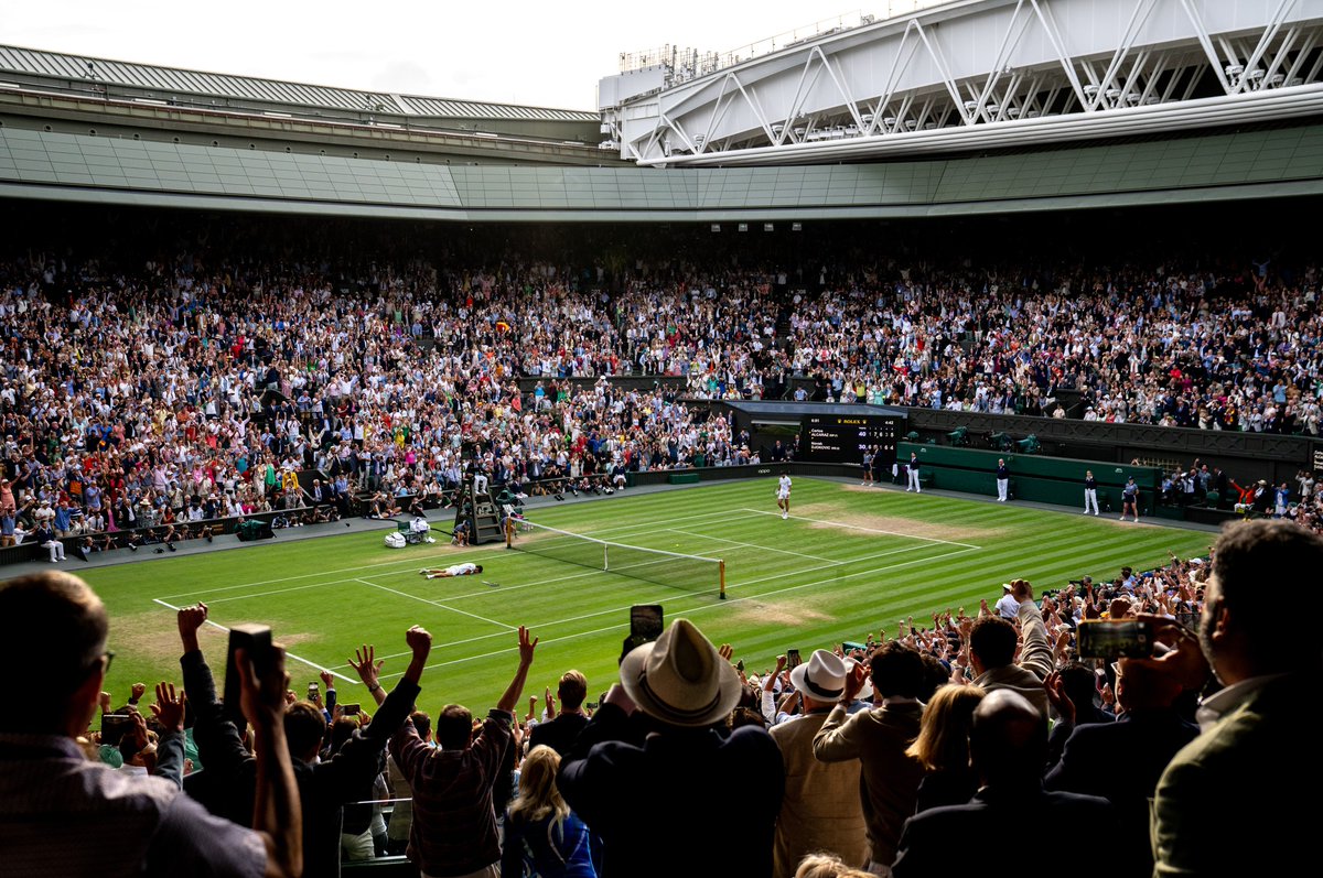 Il marziano ALCARAZ tira giù dall'Olimpo DJOKOVIC. La finale di WIMBLEDON uno spot per il tennis.

Leggi l'articolo: magazinesportivo.it/focus/alcaraz-…

#tennis #WimbledonFinal #Wimbledon #wimbledon2023 #AlcarazDjokovic #Alcaraz #Djokovic