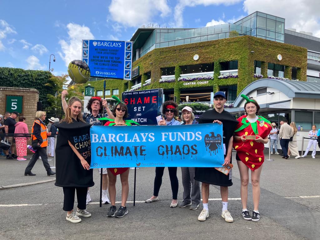 🔥🔥John McEnroe himself, walking oil barrels, giant strawberries - it was all happening outside Centre Court today. Time to get rid of dirty oily sponsor @BarclaysUK Tennis is #BetterWithoutBarclays #NoTennisOnADeadPlanet #ClimateCrisis @fossilfreeLDN @money_rebellion @XRLondon