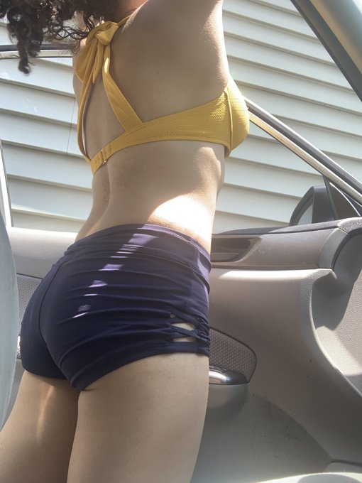 I think it&rsquo;s sexy when I destroy a sub while draining them. DM if you&rsquo;re ready for pure pleasure😈😝 #findom<a href="/tag/femdom"class="tags"><span>#femdom</span></a><a href="/tag/findom"class="tags"><span>#findom</span></a><a href="/tag/cashcow"class="tags"><span>#cashcow</span></a><a href="/tag/findombrat"class="tags"><span>#findombrat</span></a>