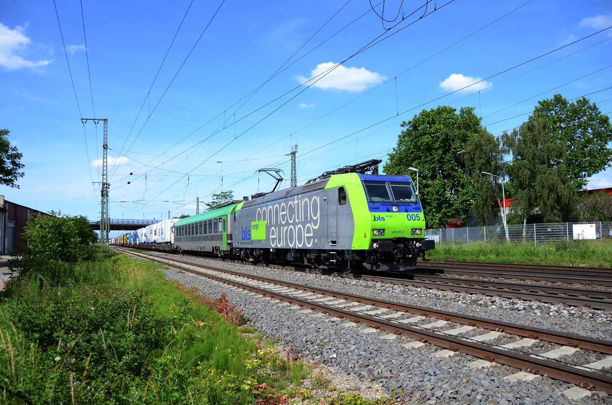 Road 🛣️Vs Rail 🛤️ ? Or both?

The Rolling Highway is a form of combined transport involving the conveying of road trucks by rail.

Benefits are - less

💨 CO2 &amp; Air Pollution
💥 Noise
🚦Road Congestion
🛣️&amp; Less Wear on Roads

..while maintaining 🚛 last mile flexibility.