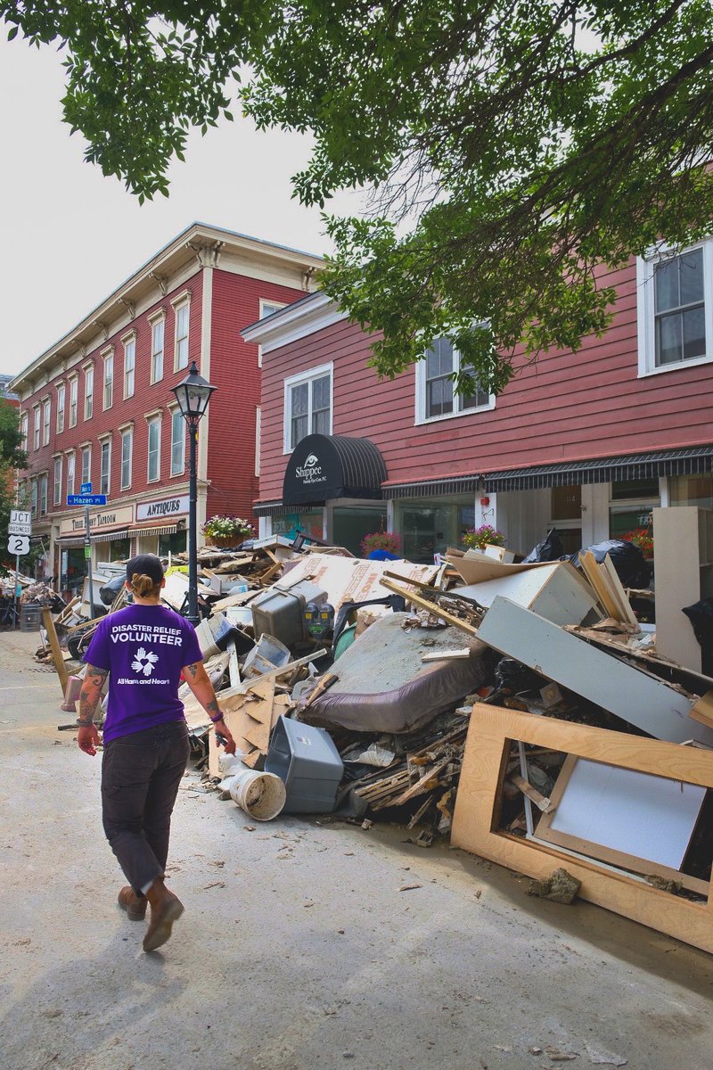 AllHandsHearts's tweet photo. Our team is working with partners in #Vermont to provide immediate assistance and establish a base for volunteers' arrival. These communities have come together in the last week to support one another in this devastating disaster. Donate or volunteer  https://t.co/p2EymqwJzX https://t.co/CmYAlXZbvU