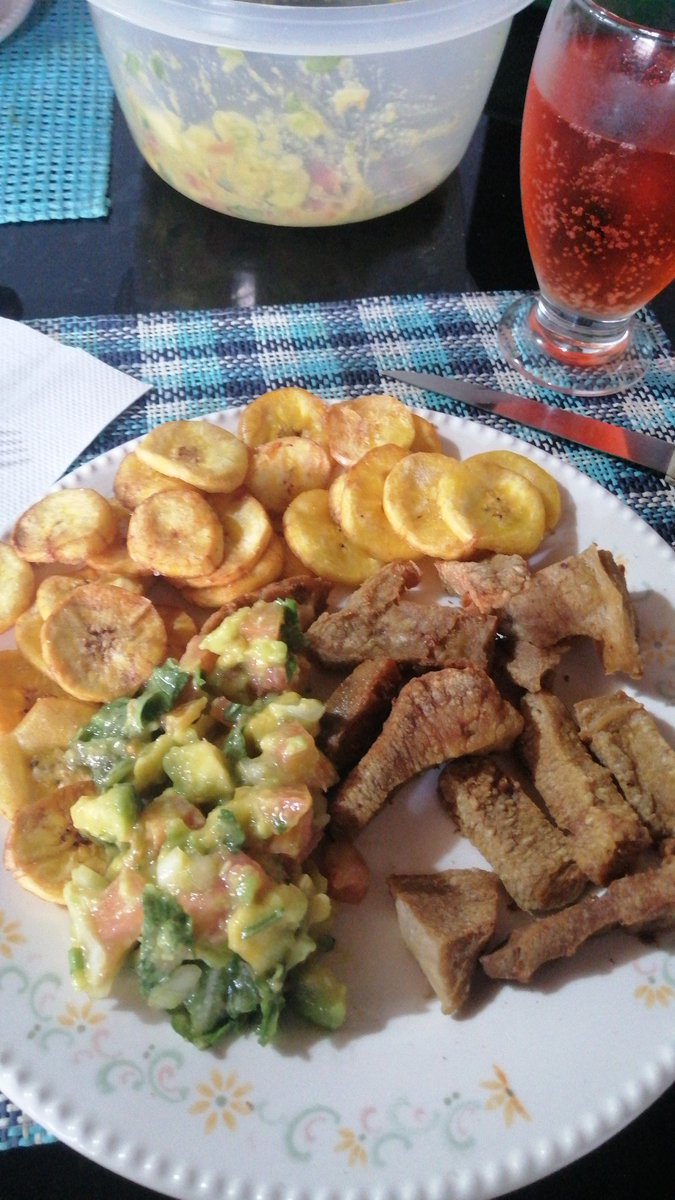 EmiroNavarro_'s tweet photo. Monedas de Plátano, Ubre Frita y ensalada con aguacate #food #almuerzo #tasty https://t.co/ihCfKEmrk7