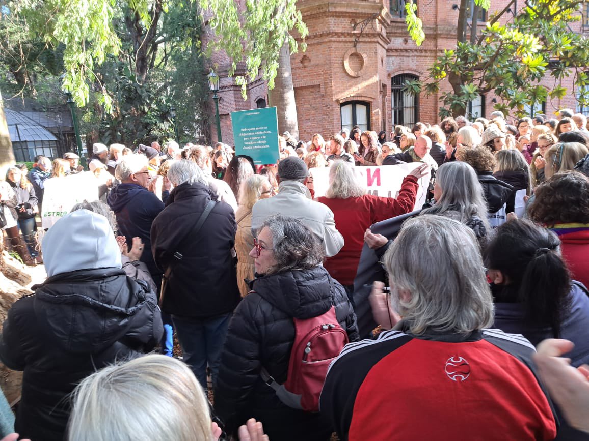 Palermo.resiste (@palermoresiste) on Twitter photo Presentes en el abrazo al Jardín Botánico para defenderlo de la actividad Secret Garden. Creemos que el <a href="/gcba/">Buenos Aires Ciudad</a> debe preservar la biodiversidad de uno de los pulmones de la ciudad.
Decimos NO a este nocivo esperpento artificial, excluyente y lucrativo que ignora a los vecinos! Presentes en el abrazo al Jardín Botánico para defenderlo de la actividad Secret Garden. Creemos que el <a href="/gcba/">Buenos Aires Ciudad</a> debe preservar la biodiversidad de uno de los pulmones de la ciudad.
Decimos NO a este nocivo esperpento artificial, excluyente y lucrativo que ignora a los vecinos!