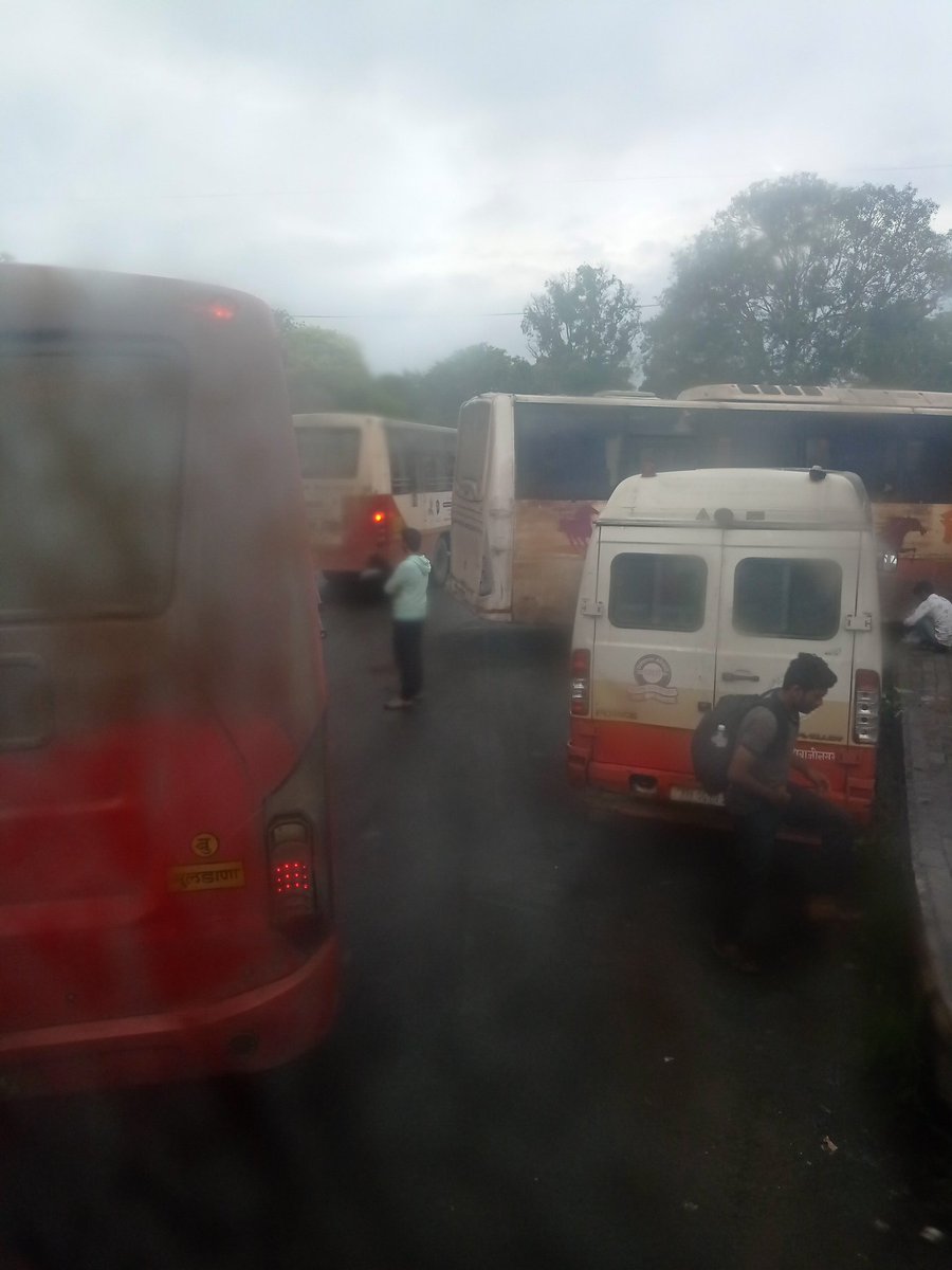 deepaksultane's tweet photo. New busstand wakdewadi . Bus trafic jam daily . Very unfortunate https://t.co/Zj0TpHu7lH