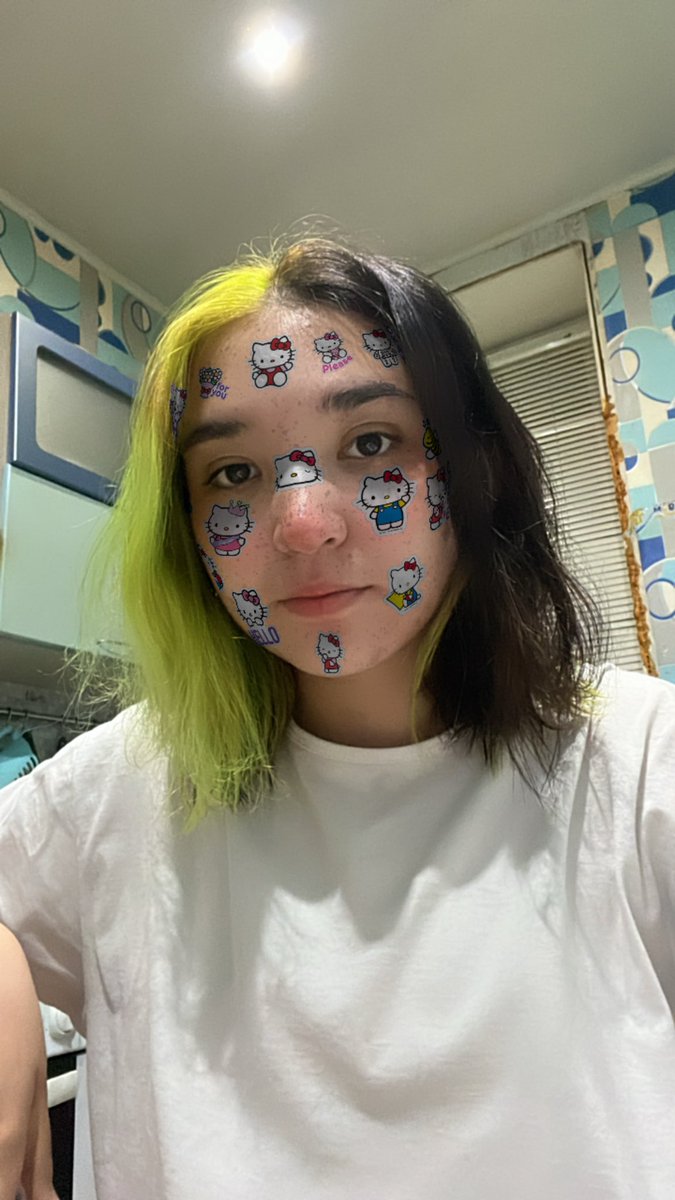 riniekarinie's tweet photo. ну и вот я! первая фотка просто ахуенная, а на второй я становлюсь необонгом. https://t.co/wcTlPUONQ2