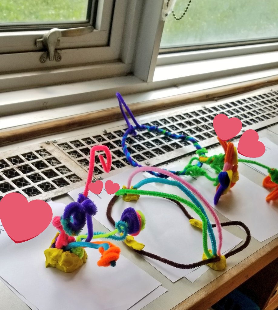 Summer School 1 - 2 Weeks at a Glance. Students in Gr. 1 sharing what represents them through sculptures. <a href="/TDSB_ConEd/">TDSB Continuing Education Department</a>