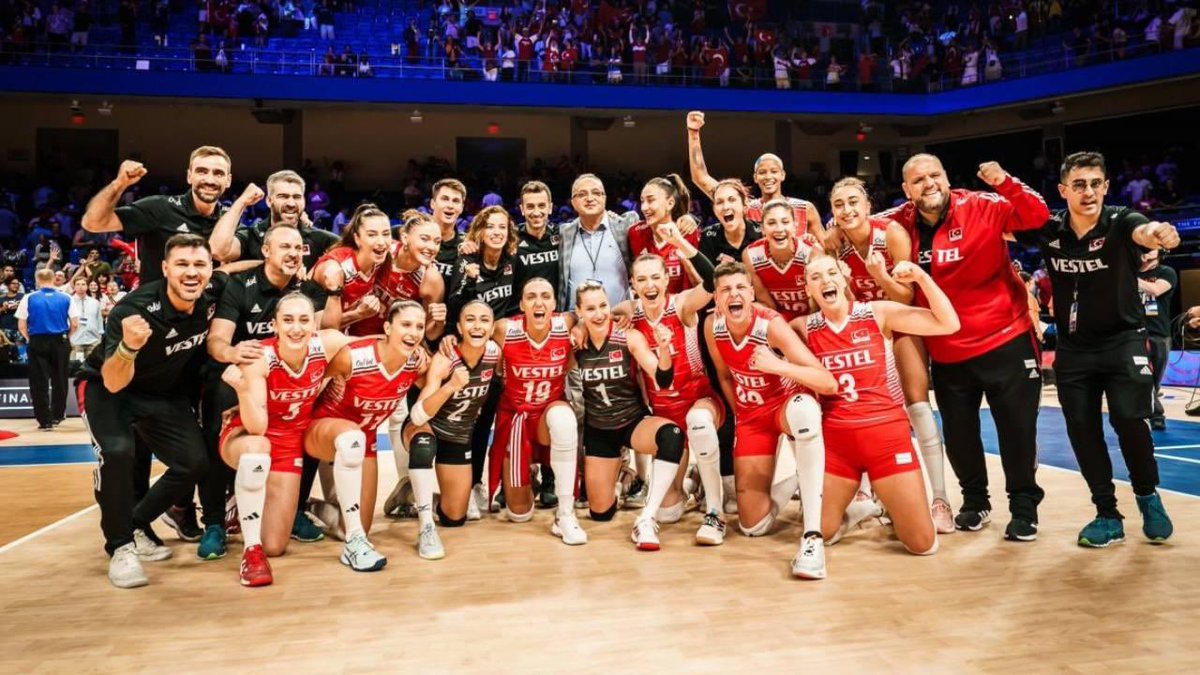 Bize buyuk bir gurur yasatan #FileninSultanlari. Sizleri tek tek tebrik ediyorum.  En iyi sizlersiniz <a href="/TVForgtr/">Türkiye Voleybol Federasyonu</a> <a href="/makifustundag/">Mehmet Akif Üstündağ</a>