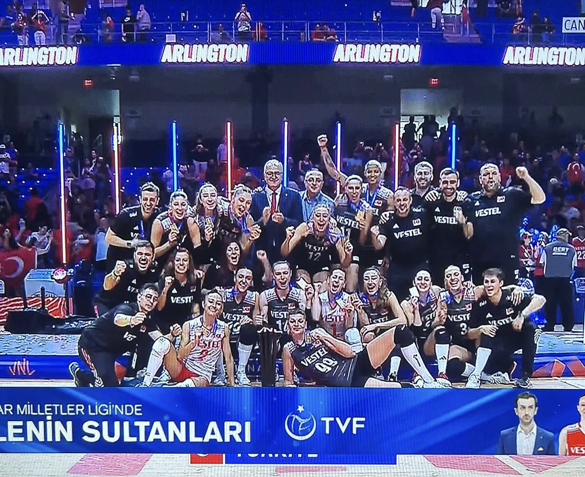 Türkiye Kadın Voleybol Takımı Dünya Birincisi 👏🥳 Şahane ekip, şahane oyun ve Altın Gece 👏👏👏👏 #FileninSultanları #VNL2023
