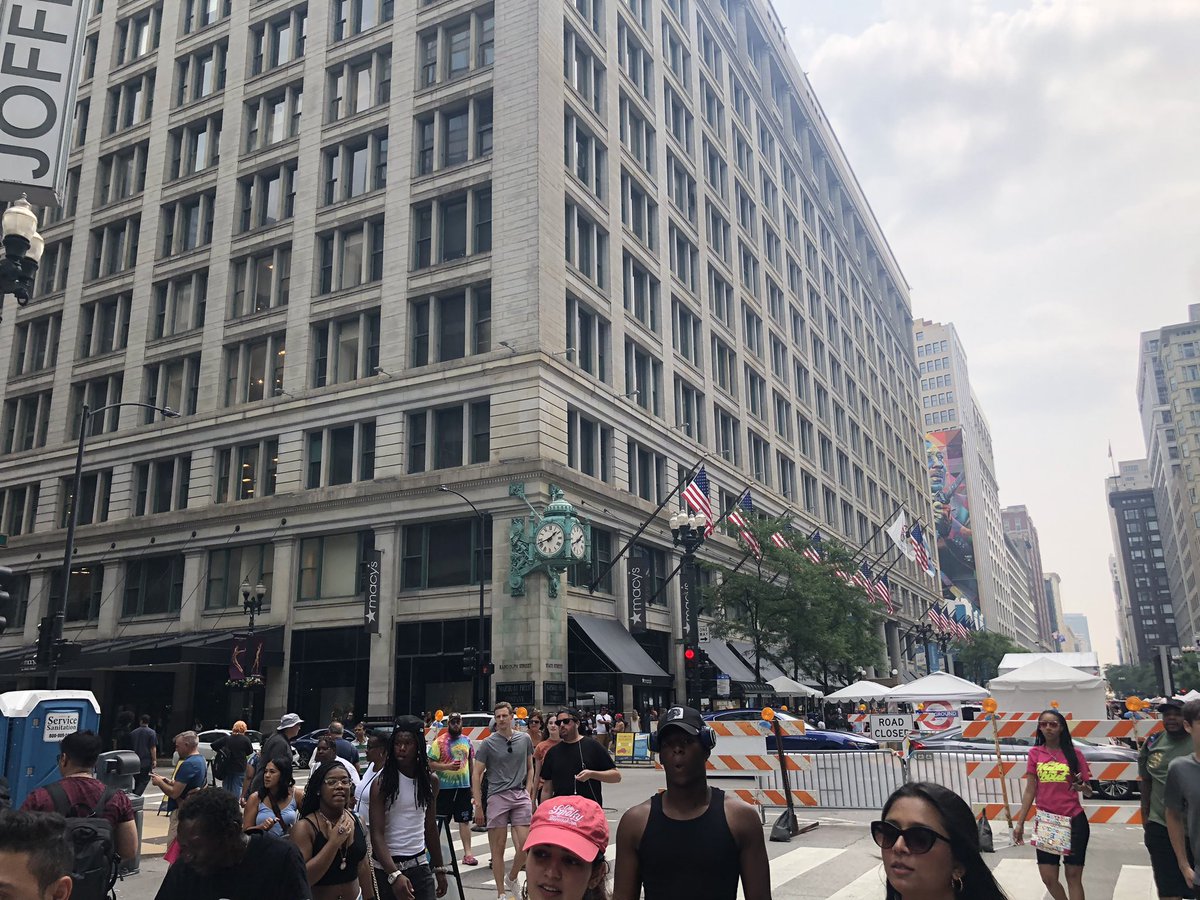FieldsFansChgo's tweet image. Thanks a million to @ChiLoopAlliance for #sundaysonstate! @Macys awesome #WalnutRoom burgers, @chocolatefrango ice cream pie&amp;amp; #marshallfields chicken salad+more. But that was just the beginning up &amp;amp; down State Street. Can&apos;t wait to do it again Sun 8/13! loopchicago.com/events/sundays…