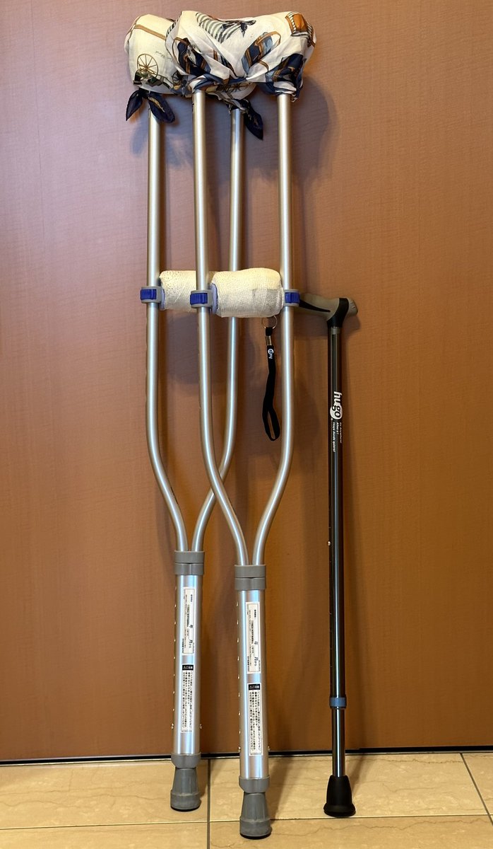 骨折でお世話になった松葉杖と杖、自力で歩けるようになってお役御免に。ご心配くださった皆さま、色々とお手助けくださった皆さま、ありがとうございました。