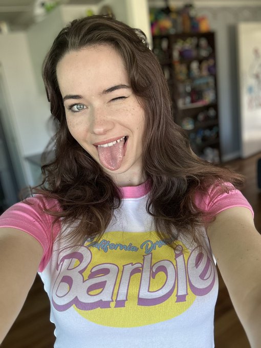 No thoughts only barbie 💅 https://t.co/KVrBgsXjPd