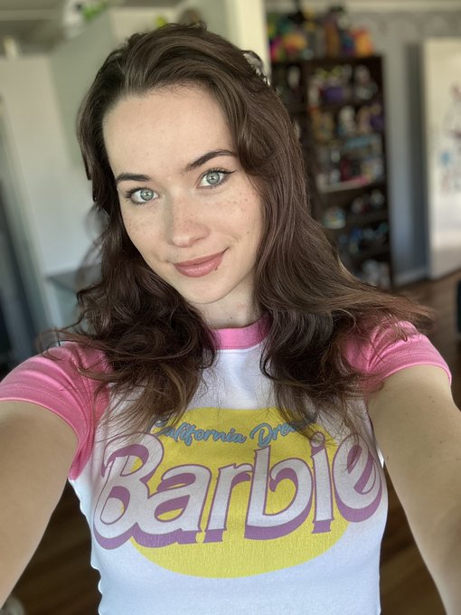 No thoughts only barbie 💅 https://t.co/KVrBgsXjPd