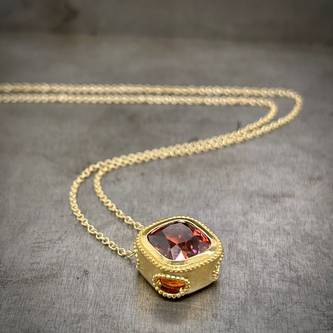 agta_gems's tweet photo. Look at how well this peach Zircon and 18K yellow gold complement each other. Find out more about this stunning pendant from William Travis Jewelry!
#AddMoreColorToYourLife #AGTAGems #AGTA #AGTAMember #ColoredGems #PeachRing #ZirconRing #Zircon https://t.co/qyjrkMXVNN