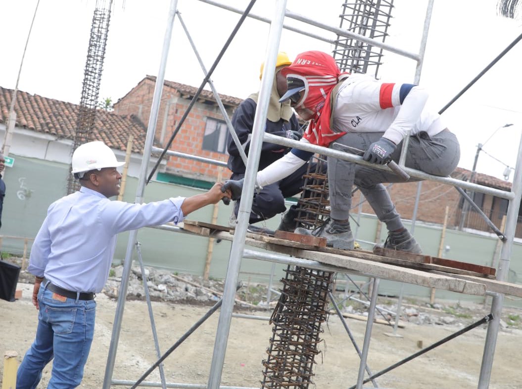GobCauca's tweet photo. 1. El Gobernador del #Cauca @LarrahondoElias, recorrió el norte del departamento entregando obras históricas y revisando el estado de diferentes proyectos. En #PuertoTejada se evidenció avance en la ejecución del Centro de Salud de Carlos Alberto Guzmán, en Barrios de Oriente. https://t.co/B1zmGlnYsU