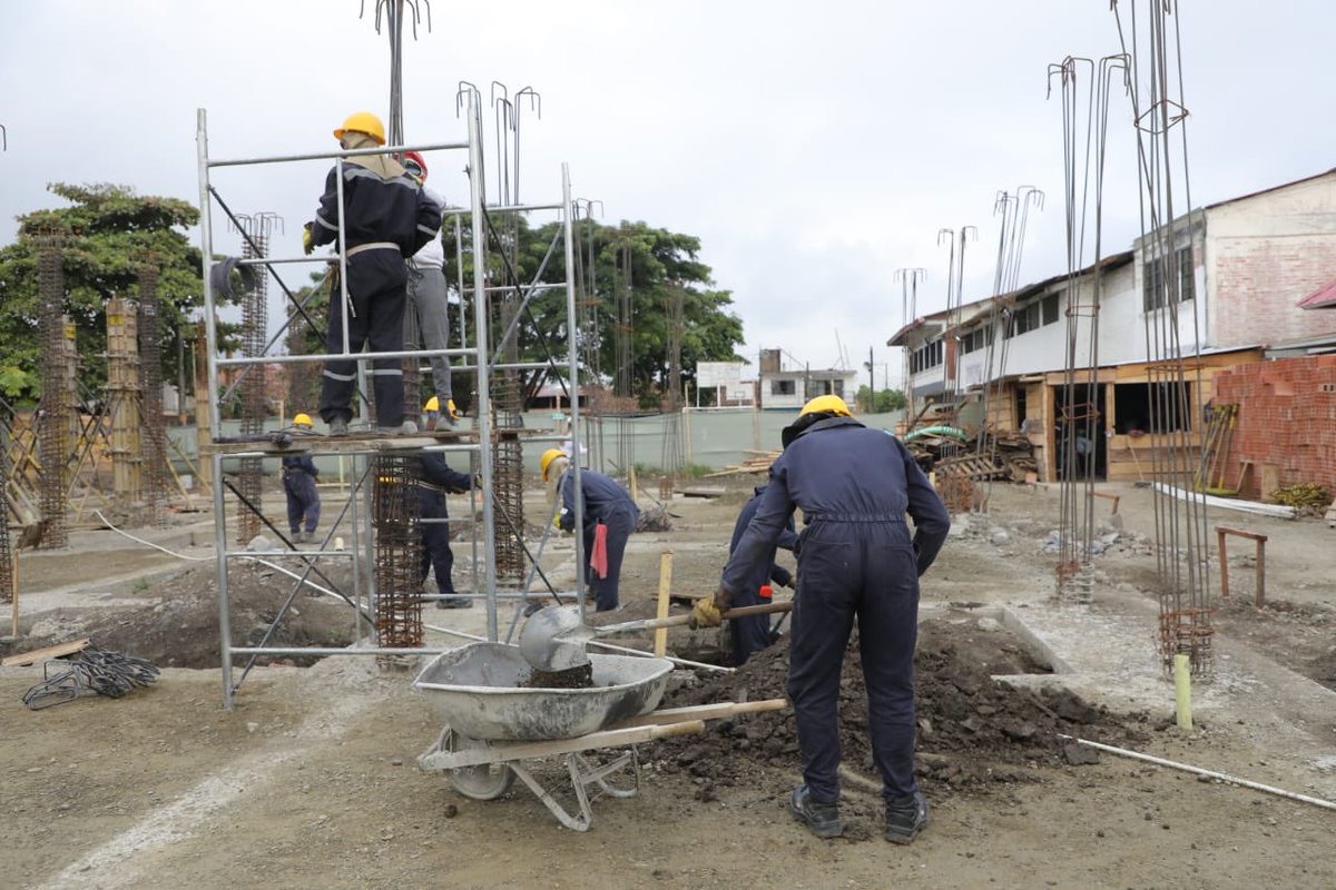 GobCauca's tweet photo. 1. El Gobernador del #Cauca @LarrahondoElias, recorrió el norte del departamento entregando obras históricas y revisando el estado de diferentes proyectos. En #PuertoTejada se evidenció avance en la ejecución del Centro de Salud de Carlos Alberto Guzmán, en Barrios de Oriente. https://t.co/B1zmGlnYsU
