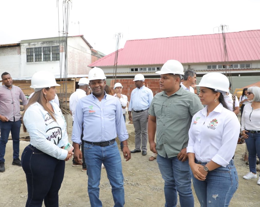 GobCauca's tweet photo. 1. El Gobernador del #Cauca @LarrahondoElias, recorrió el norte del departamento entregando obras históricas y revisando el estado de diferentes proyectos. En #PuertoTejada se evidenció avance en la ejecución del Centro de Salud de Carlos Alberto Guzmán, en Barrios de Oriente. https://t.co/B1zmGlnYsU