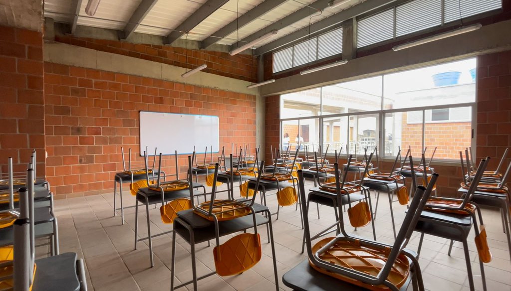GobCauca's tweet photo. 4. Igualmente se entregaron dos obras de gran magnitud para esta localidad: I.E. Técnico Comercial Simón Bolívar, inversión conjunta con @Mineducacion, @FondoFFIE y alcaldía mpal por más de $13.000 millones, beneficiando a 1.300 estudiantes; y el Hospital Nivel I de #VillaRica... https://t.co/LJYevjEpF6