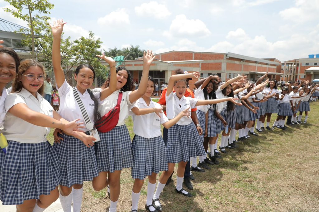 GobCauca's tweet photo. 4. Igualmente se entregaron dos obras de gran magnitud para esta localidad: I.E. Técnico Comercial Simón Bolívar, inversión conjunta con @Mineducacion, @FondoFFIE y alcaldía mpal por más de $13.000 millones, beneficiando a 1.300 estudiantes; y el Hospital Nivel I de #VillaRica... https://t.co/LJYevjEpF6