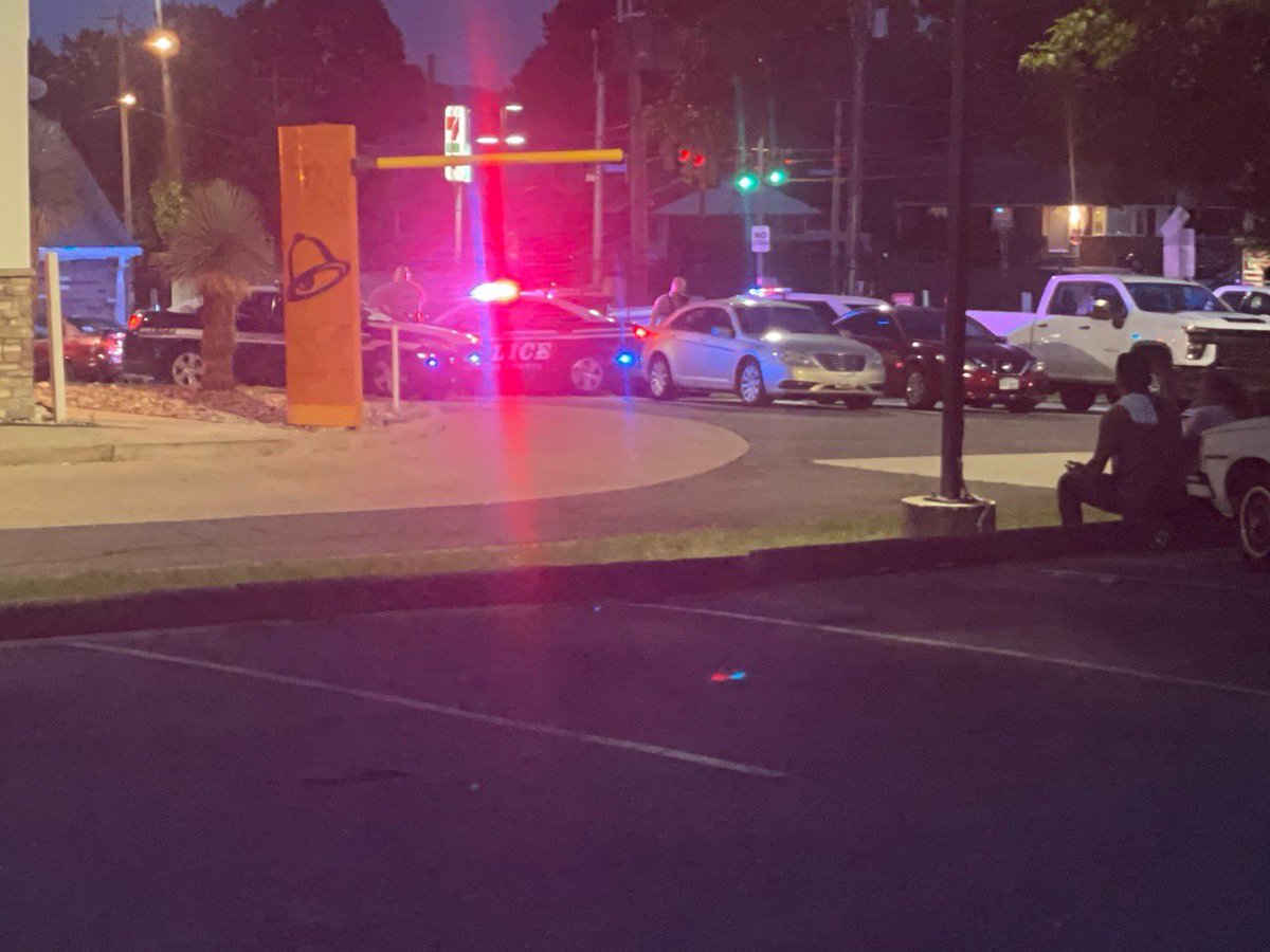 KMNONSCENE's tweet photo. ARMED ROBBERY OF AN ESTABLISHMENT: 711 at 3100 Lockheed Blvd Hybla Valley section of Fairfax County: Fairfax Co. PD Is on the scene of an armed robbery with an individual making out with an unknown amount of cash and cigarettes. https://t.co/JM23pT3w7a