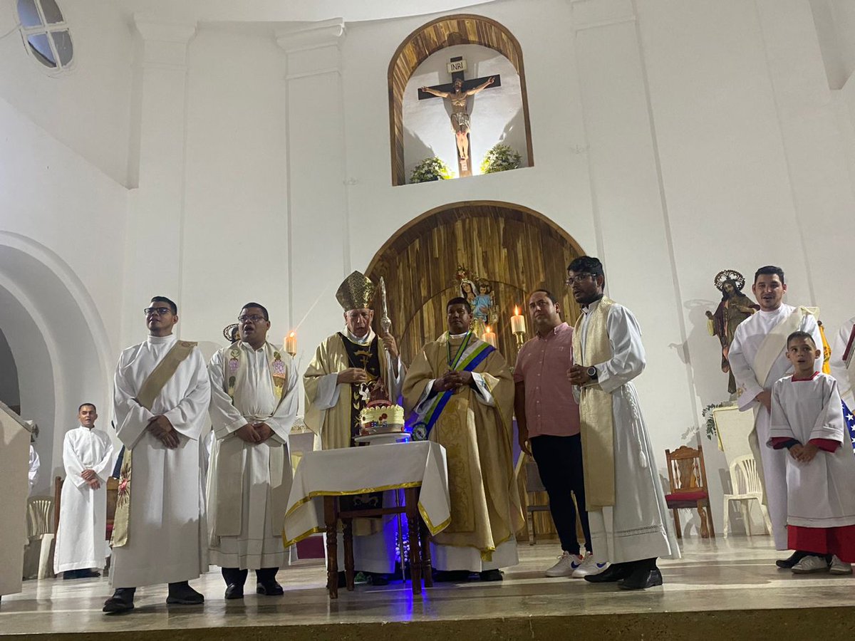 regulolacruz's tweet photo. #16Jul Realizamos junto al Concejo Municipal de #LasTejerías la entrega de la Orden "Las Tejerías, Ciudad de Paz" al Padre José David Ortega, Párroco de la iglesia Nuestra Señora del Carmen por su invaluable apoyo en la construcción de #LaNuevaTejerías
#VivaElSemilleroDeLaPatria https://t.co/PTGkoIiLq3