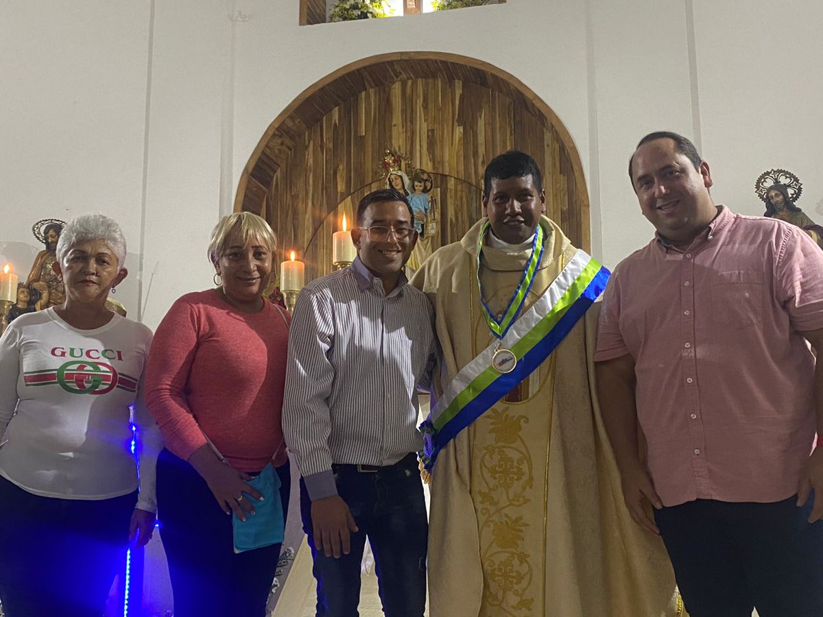 #16Jul Realizamos junto al Concejo Municipal de #LasTejerías la entrega de la Orden "Las Tejerías, Ciudad de Paz" al Padre José David Ortega, Párroco de la iglesia Nuestra Señora del Carmen por su invaluable apoyo en la construcción de #LaNuevaTejerías
#VivaElSemilleroDeLaPatria