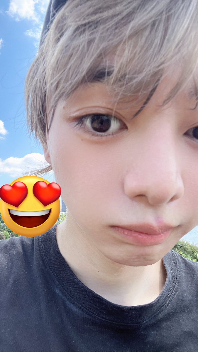 xGzrx7's tweet photo. 天気良すぎてランニングしてるんだけど塗料の匂いして絶対色落ちしてる https://t.co/qk0MnSg8yU
