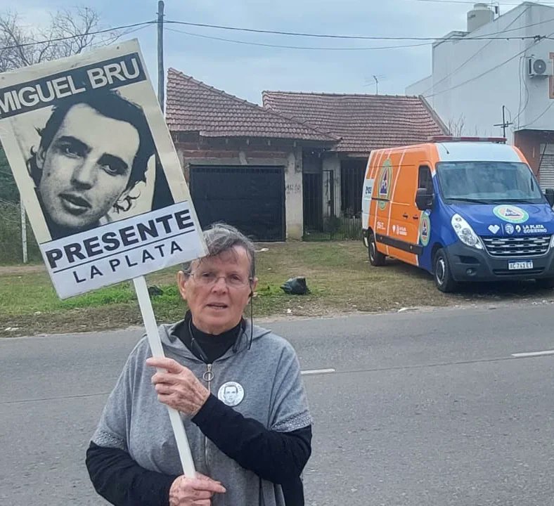 Hoy Miguel Bru cumpliría 53 años. El 17 de agosto se cumplen 30 años de que la maldita policía bonaerense lo secuestró, torturó hasta la muerte y lo desapareció. 
"Lo recordamos con amor todos los días, no bajamos los brazos y lo seguimos buscando".
Rosita Bru
#DondeEstaMiguel