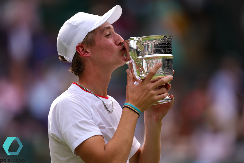 Wimbledon Championship 2023 day 14, British players Henry Searle celebrates with the trophy in the Boys' Singles Final. Also Mark Ceban celebrates with the trophy following the Boys 14 & Under Singles Final @PA @Alamy_Editorial @CanonUKandIE #WimbledonFinal #Wimbledon https://t.co/dluB6Kmk6m