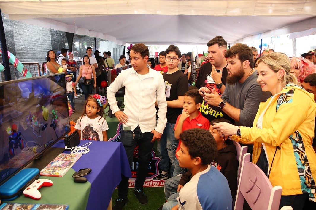 ErnestoLunaPsuv's tweet photo. disfrutaron junto a sus padres de zonas de recreación, arte libre, concurso de cosplay, zona gamer, área cultural, show infantil, show de talento, toma deportiva y show de magia.

Me contentó en el alma ver tantos niños y niñas sonriendo, jugando y brincando. https://t.co/YvohCdQgq1