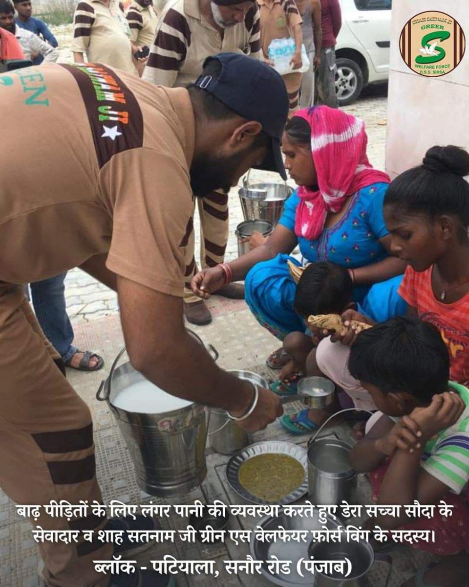 AditiSh25101526's tweet photo. Devotees of Dera Sacha Sauda and members of Shah Satnam Ji Green's Welfare Force wing arranging langar water for flood victims and  fodder management for cows.#PunjabFloods
#DisasterRelief They guide by 
Saint Gurmeet Ram Rahim Ji Insan. https://t.co/a4vz69EJ8r