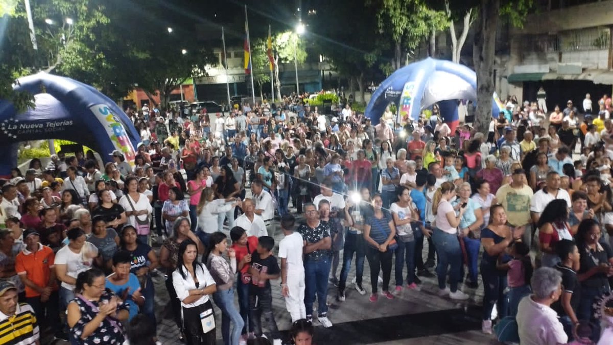 #16Jul Cerramos con broche de oro las actividades culturales y religiosas en honor a nuestra Patrona Virgen del Carmen en #LaNuevaTejerías con la presentación del cantante de música venezolana Ángel Maldonado. <a href="/NicolasMaduro/">Nicolás Maduro</a> <a href="/Soykarinacarpio/">Karina Carpio</a> #VivaElSemilleroDeLaPatria