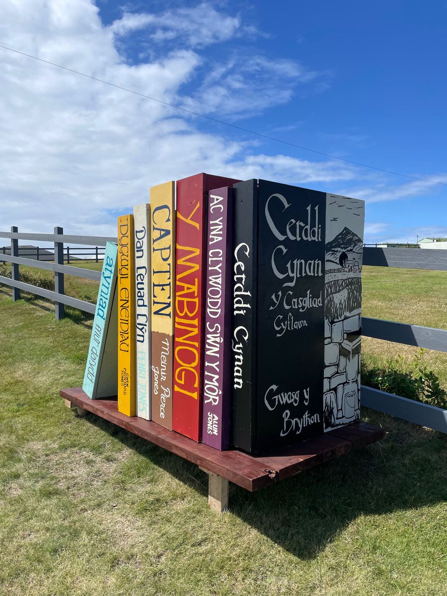 Sut mae harddu Pen Llŷn ar gyfer <a href="/eisteddfod/">eisteddfod</a> ac annog pawb i #carudarllen ? Fel hyn 👇 Gwych! <a href="/FfionEnlli/">Ffion Enlli</a> <a href="/AlunDwyros1/">Gruffydd Alun Jones</a>