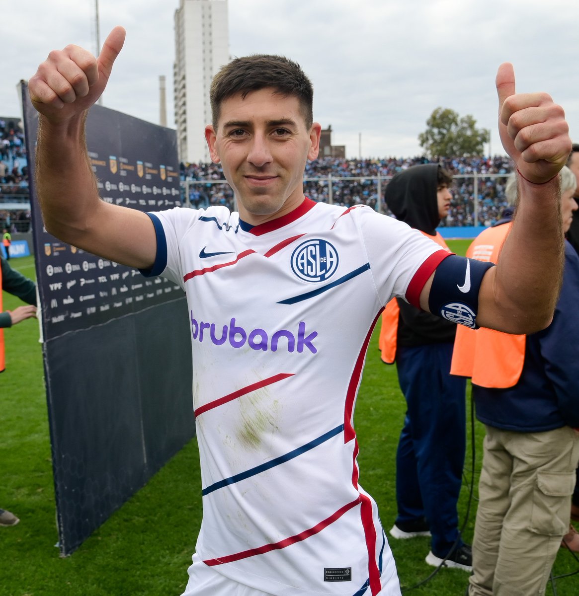 🤯 Uffff, locura de DATO vía <a href="/SanLorenzo/">San Lorenzo</a> 

Gastón Hernández sigue despejando pelotas aunque YA TERMINÓ EL PARTIDO. 

Tonga ⚔️