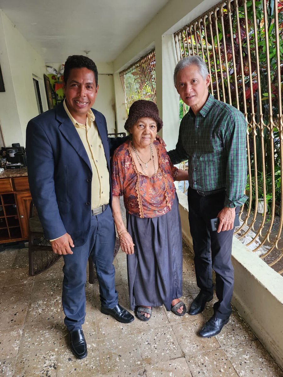 haivanjoe's tweet photo. Bajo una intensa lluvia pudo desarrollarse el encuentro con los dirigentes de la @FPcomunica del municipio de Monte Plata en la mañana de hoy domingo y como las condiciones del tiempo no le permitió asistir a la señora que se aprecia en la imagen, decidí visitarla a su casa. https://t.co/K5QEMXxbxm