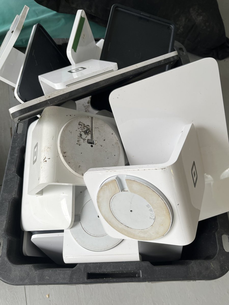 JulienB_BTW's tweet photo. Our @SquareCanada graveyard.
Great software, not so great hardware. https://t.co/eumThvTbRu