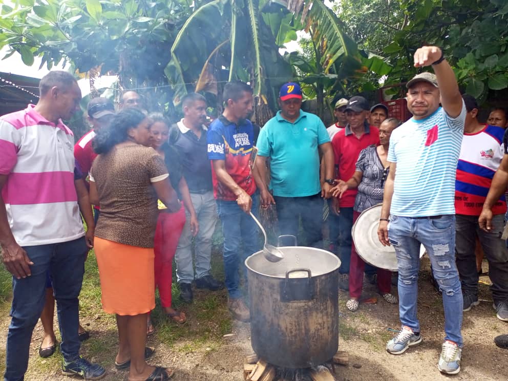APURE | PSUV Biruaca se sumó al Sancocho Comunitario en la Arrocera
goo.su/xWgXGB
<a href="/PSUVEnApure/">PSUV Apure</a> 

#PsuvEnLaCalle 
#VivaElSemilleroDeLaPatria 
#PoetasDelMundoEnVenezuela