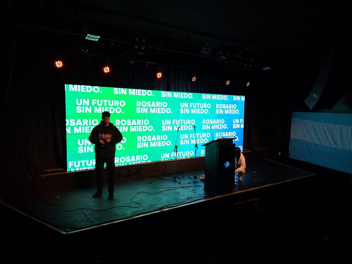 🗳 #Elecciones2023 I 📻Recorrido por los centros de cómputos
📍En la Sala de las Artes, nuestra compañera <a href="/BianForconi/">Bian</a> en donde se prepara el equipo Ciudad Futura