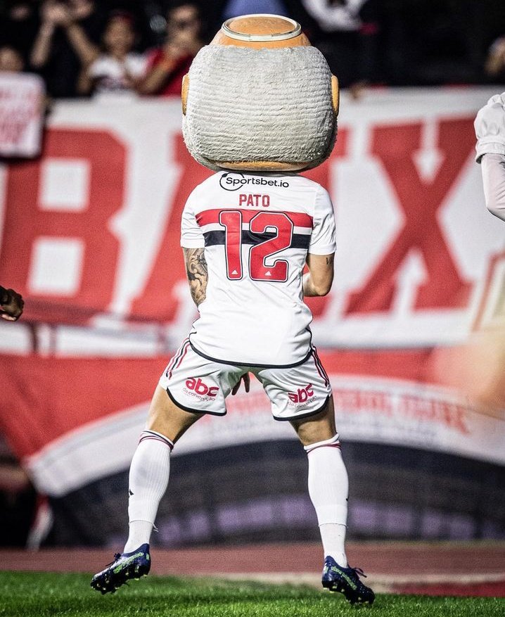 somosaopaulinos's tweet photo. Essa foto do Alexandre Pato com a cabeça do Santo Paulo ❤️

📸 Victor Monteiro https://t.co/xiLSlbdsew
