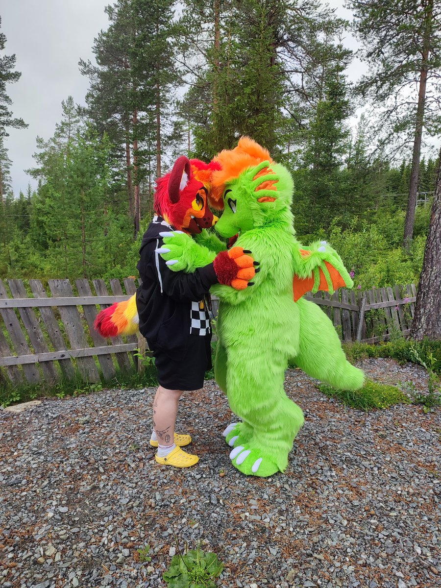 FennecWinnie's tweet photo. I'm gonna post a huuuge #furway post later, but first of all I really need to say Thank you to @AtroxLong for letting me borrow Rhani and get my first proper fursuit experience! It meant so much and you are suc a lovely person! Thank you so so much ❤️🧡💛💚 https://t.co/4s9JZieBEd