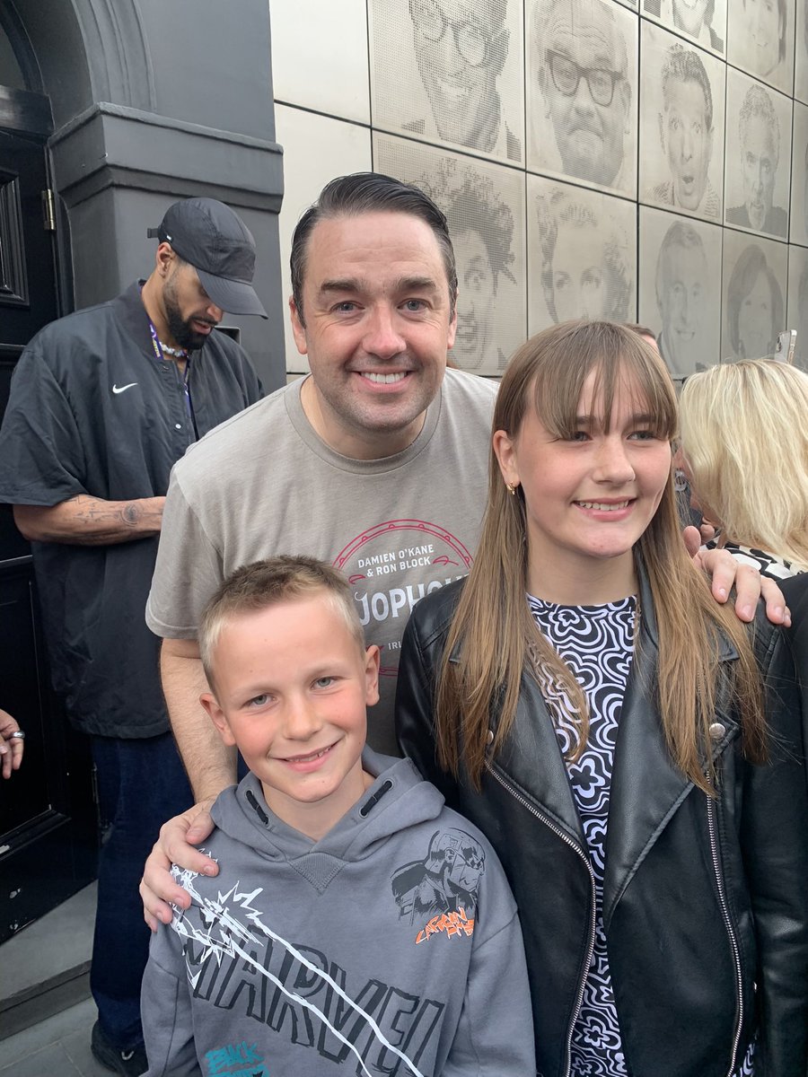 LeeLloyd4's tweet photo. Thanks so much @JasonManford really grateful for you suggesting kids to come &amp; meet you first after the show. It was proper carnage but you were lovely to everyone 😍 Great show - enjoy the rest of the run! https://t.co/x0xDL0srs6