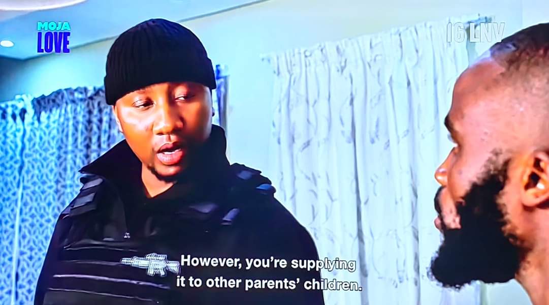 LeratoPillayZA's tweet image. Appreciation post for Xolani Khumalo who host the drug- busting tv show #Sizokthola #Sizokuthola

This man isn't praised enough, the guy is risking his life to save South Africa from drugs, he is doing what the Police are failing to do. He always ensures that those doing shady…