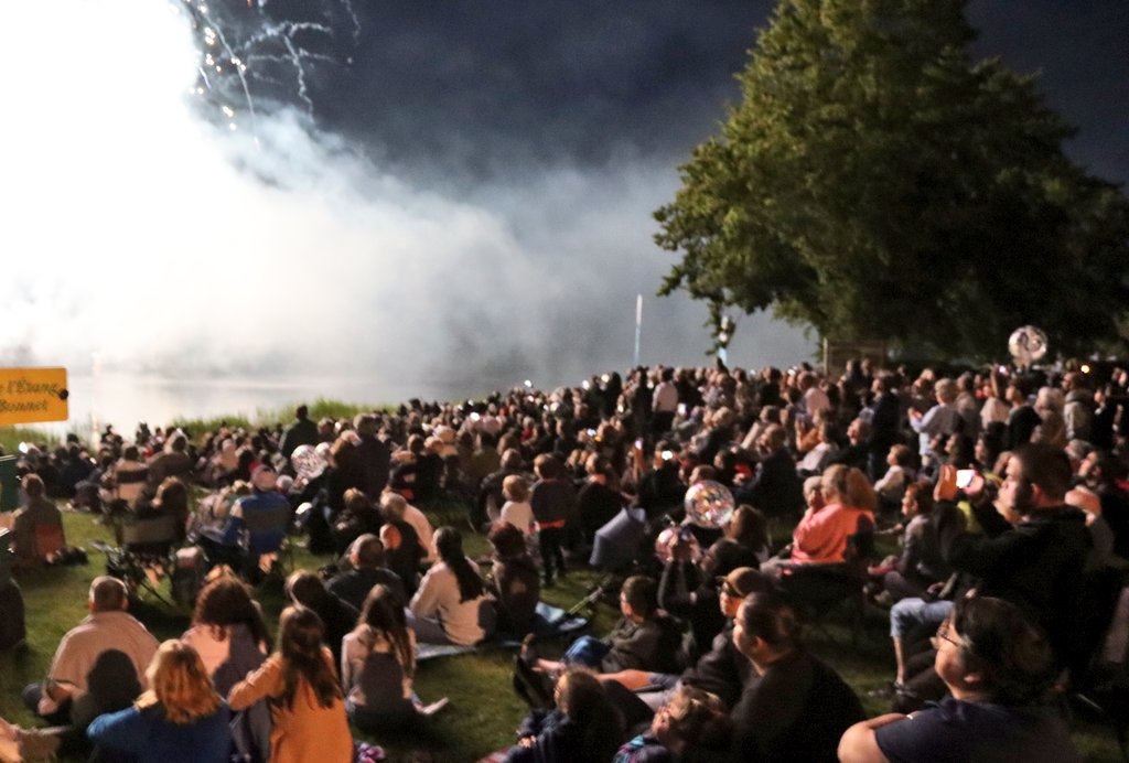 claude_riboulet's tweet photo. 🏞️🎆 Vous étiez près de 8000 personnes, ce soir, à Saint-Bonnet-de-Tronçais, pour assister au merveilleux spectacle de drones Bourdonner-en-Bourbonnais proposé par le @Allierdpt jusqu'à la fin du mois d'août ! Les prochaines dates ici👇 https://t.co/Tip4xBfdRU